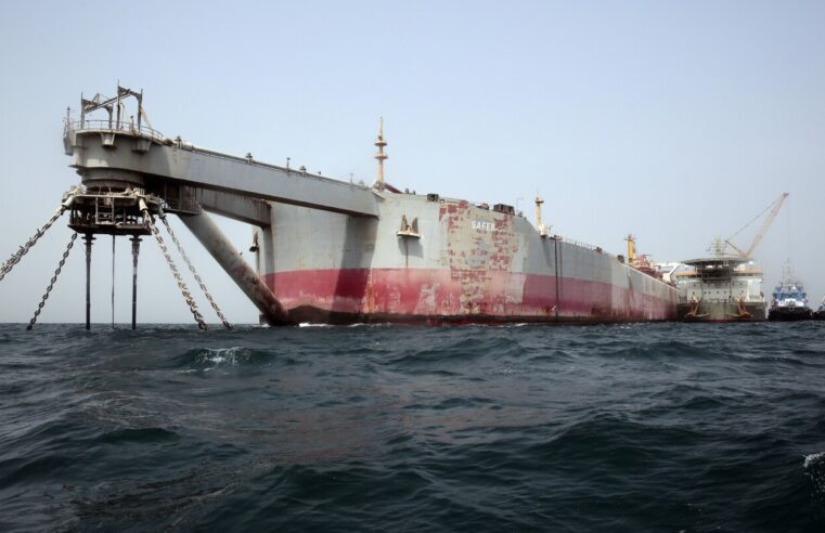 Un equipo de salvamento está listo para comenzar a extraer petróleo de un petrolero oxidado amarrado frente a Yemen, dice la ONU