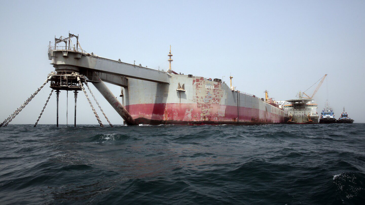 Un equipo de salvamento está listo para comenzar a extraer petróleo de un petrolero oxidado amarrado frente a Yemen, dice la ONU