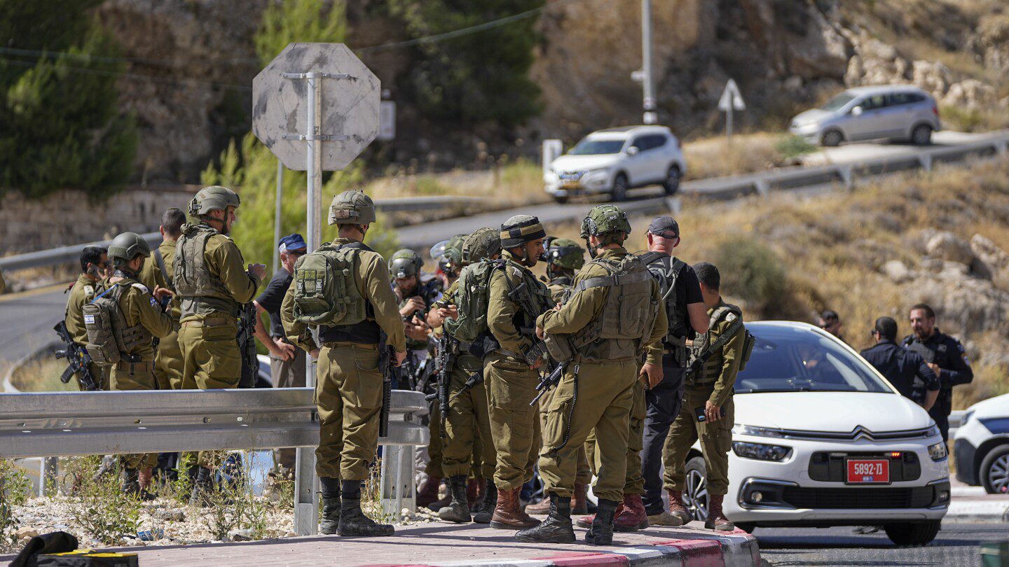 Un palestino armado abre fuego contra un automóvil en la Cisjordania ocupada, hiriendo a 3, incluidas 2 niñas