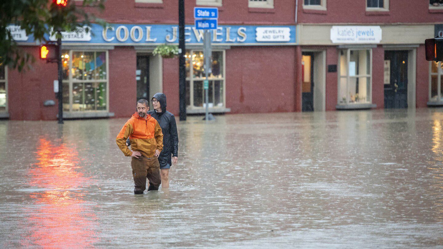 Un río crecido amenaza la capital de Vermont mientras los equipos rescatan a más de 100