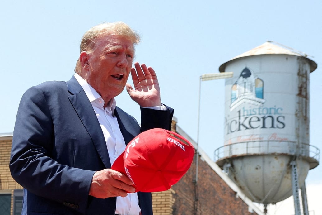 El expresidente Donald Trump gesticula el día de su mitin "Make America Great Again" en Pickens, Carolina del Sur.