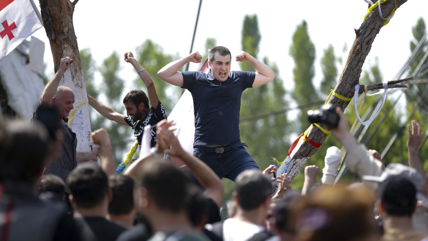 Una multitud asalta el sitio de Tbilisi Pride Fest, lo que obliga a cancelar el evento