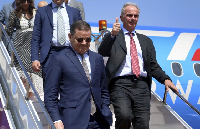 Uno de los primeros ministros rivales de Libia regresa a Trípoli en el primer vuelo comercial desde Italia en años