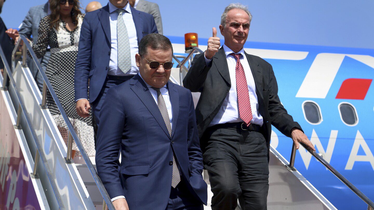 Uno de los primeros ministros rivales de Libia regresa a Trípoli en el primer vuelo comercial desde Italia en años
