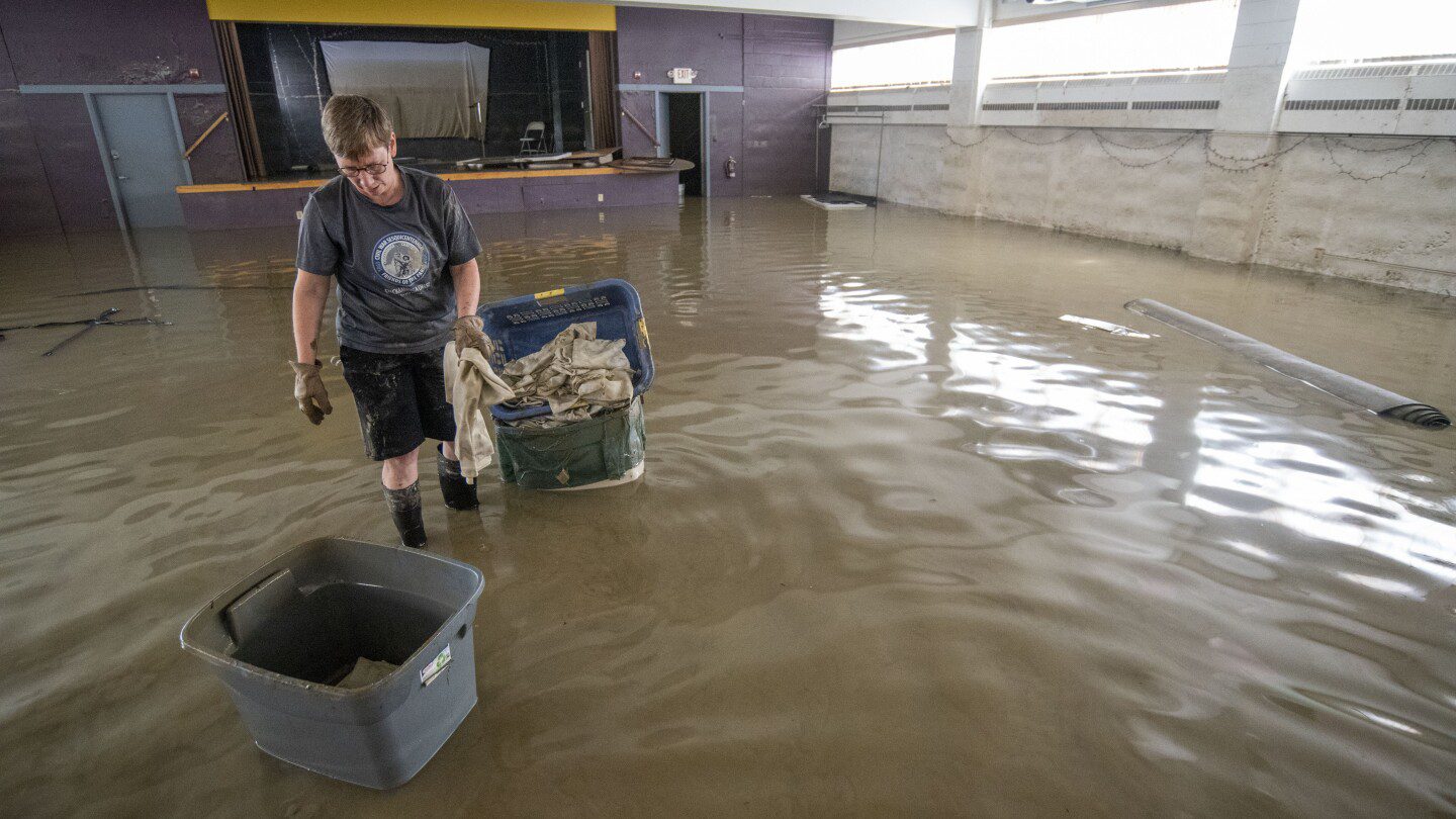 Vermont inicia un largo camino hacia la recuperación de inundaciones históricas, ayudado por un ejército de voluntarios