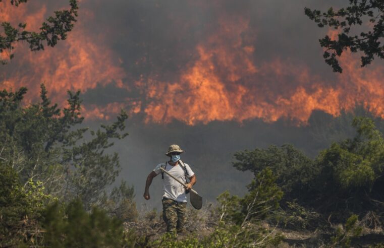 Vuelve la ola de calor mientras Grecia se enfrenta a más evacuaciones por incendios forestales