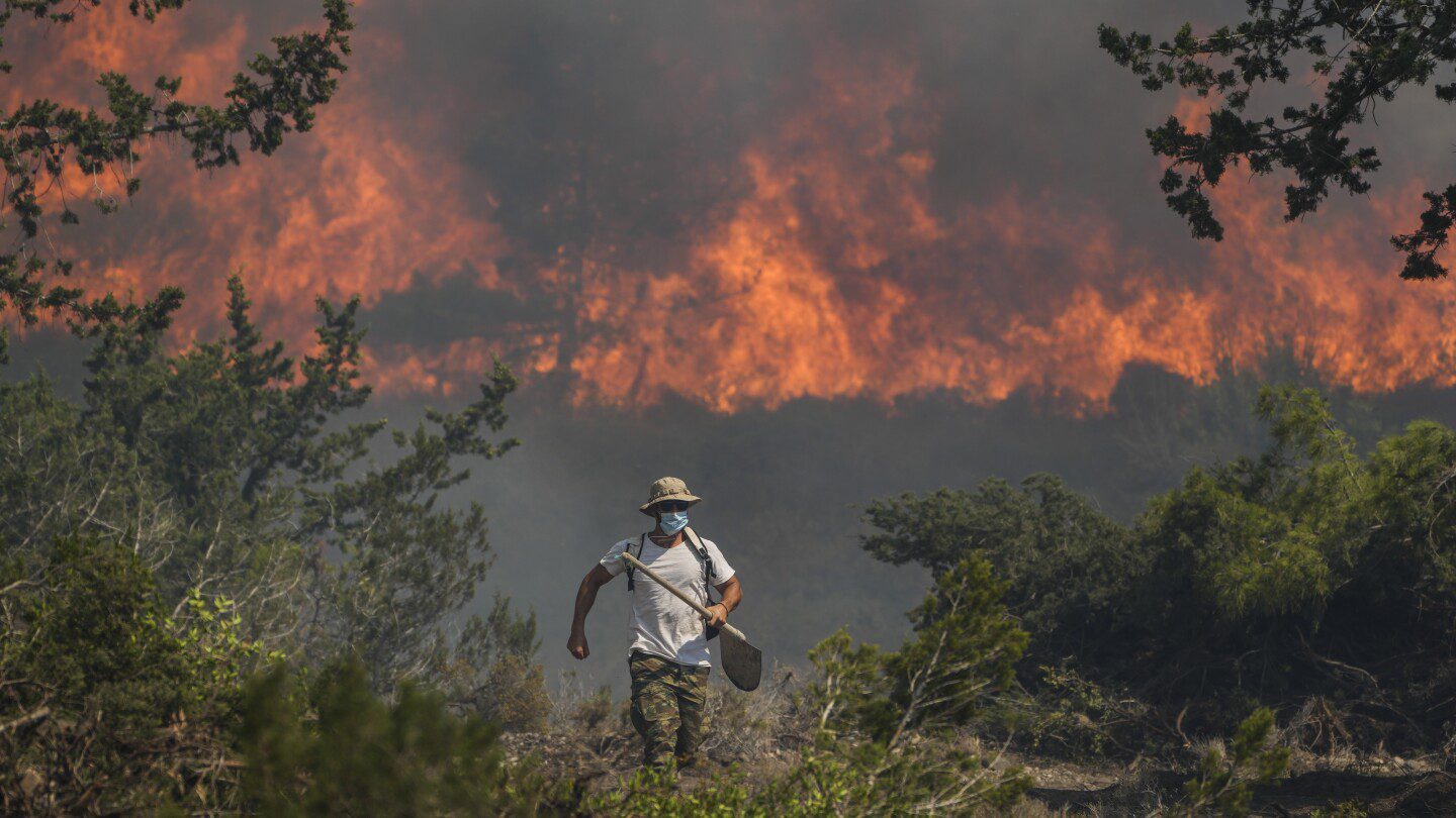Vuelve la ola de calor mientras Grecia se enfrenta a más evacuaciones por incendios forestales