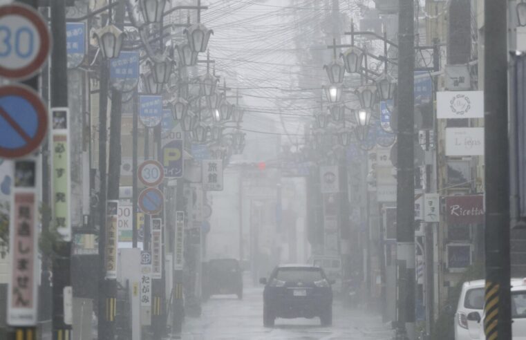 Una fuerte tormenta tropical azota partes de Japón e interrumpe los viajes de vacaciones