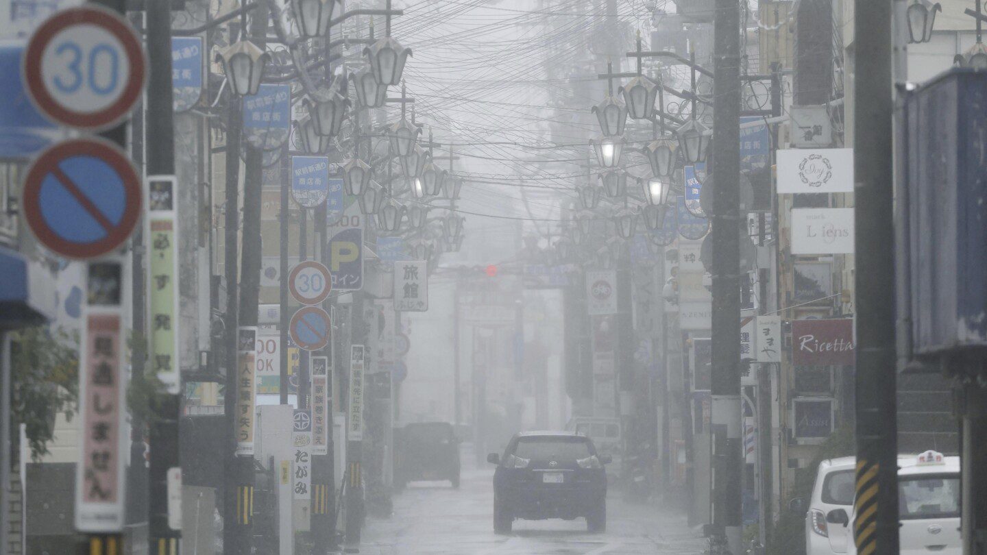 Una fuerte tormenta tropical azota partes de Japón e interrumpe los viajes de vacaciones