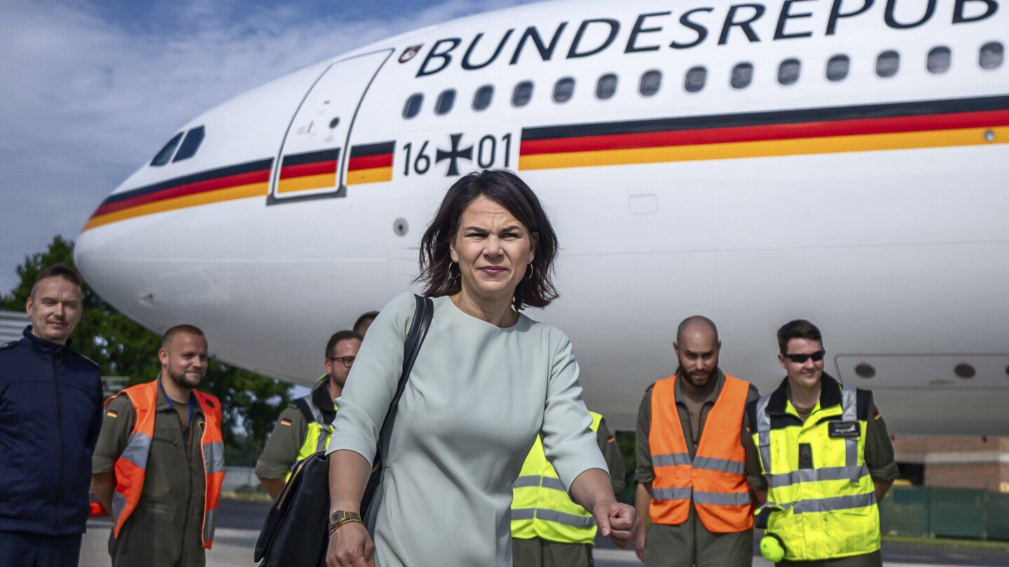 La ministra de Exteriores alemana, retrasada en Abu Dhabi tras un problema técnico que obliga al avión a dar media vuelta