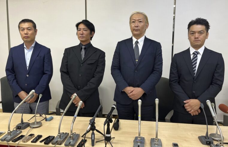 Los hombres que denuncian abusos en la agencia de talentos japonesa son entrevistados por investigadores de la empresa