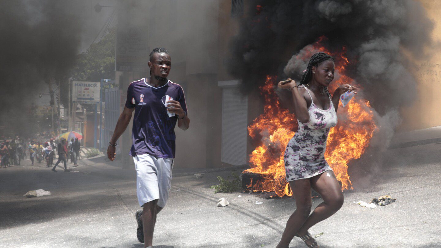Un grupo de derechos humanos insta a una rápida intervención internacional para poner fin a la espiral de violencia de las bandas en Haití