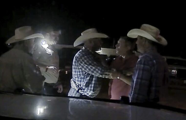 Un vídeo muestra al representante de Texas Ronny Jackson increpando a los agentes tras ser empujado al suelo en un rodeo