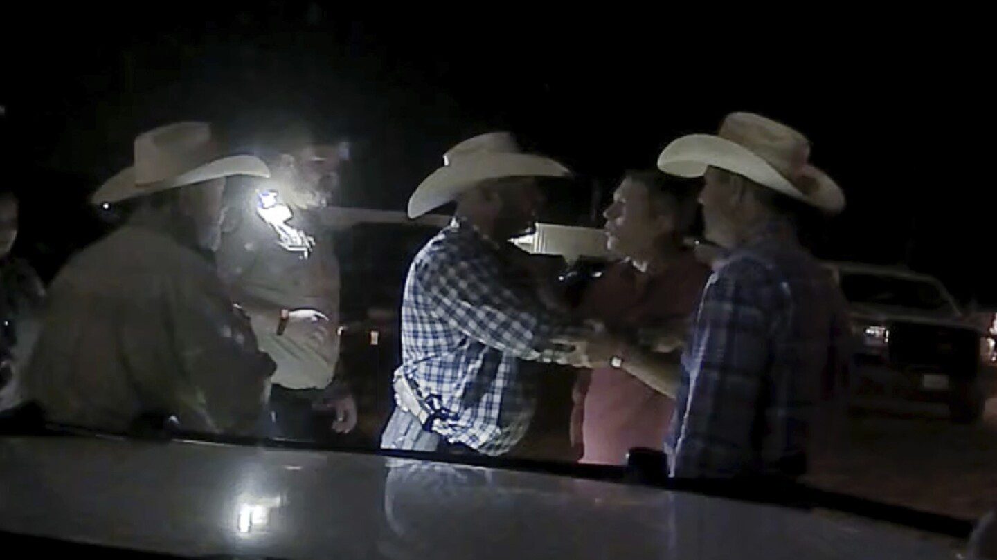 Un vídeo muestra al representante de Texas Ronny Jackson increpando a los agentes tras ser empujado al suelo en un rodeo