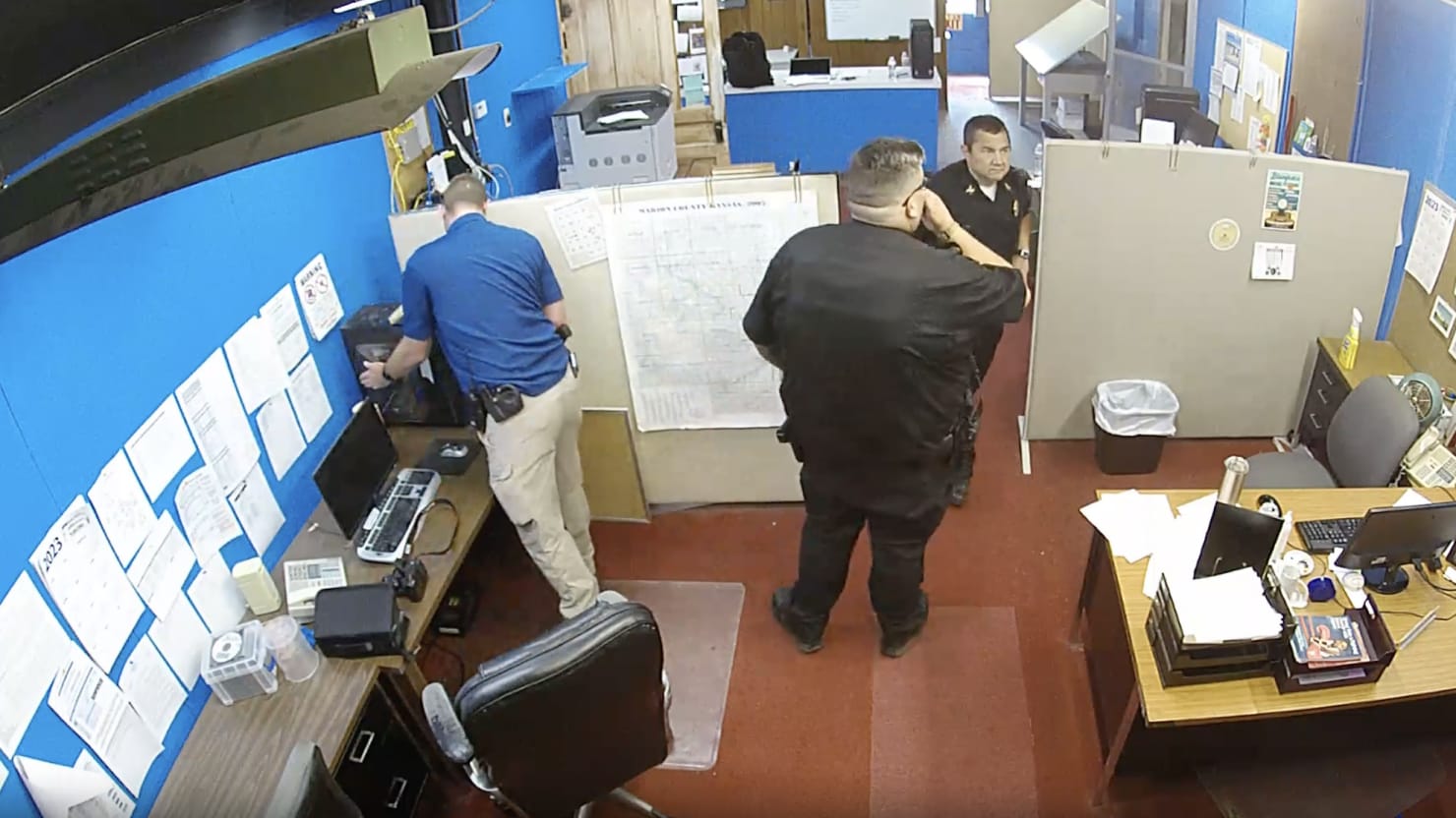 VEA: La policía de Kansas asalta la oficina de un periódico