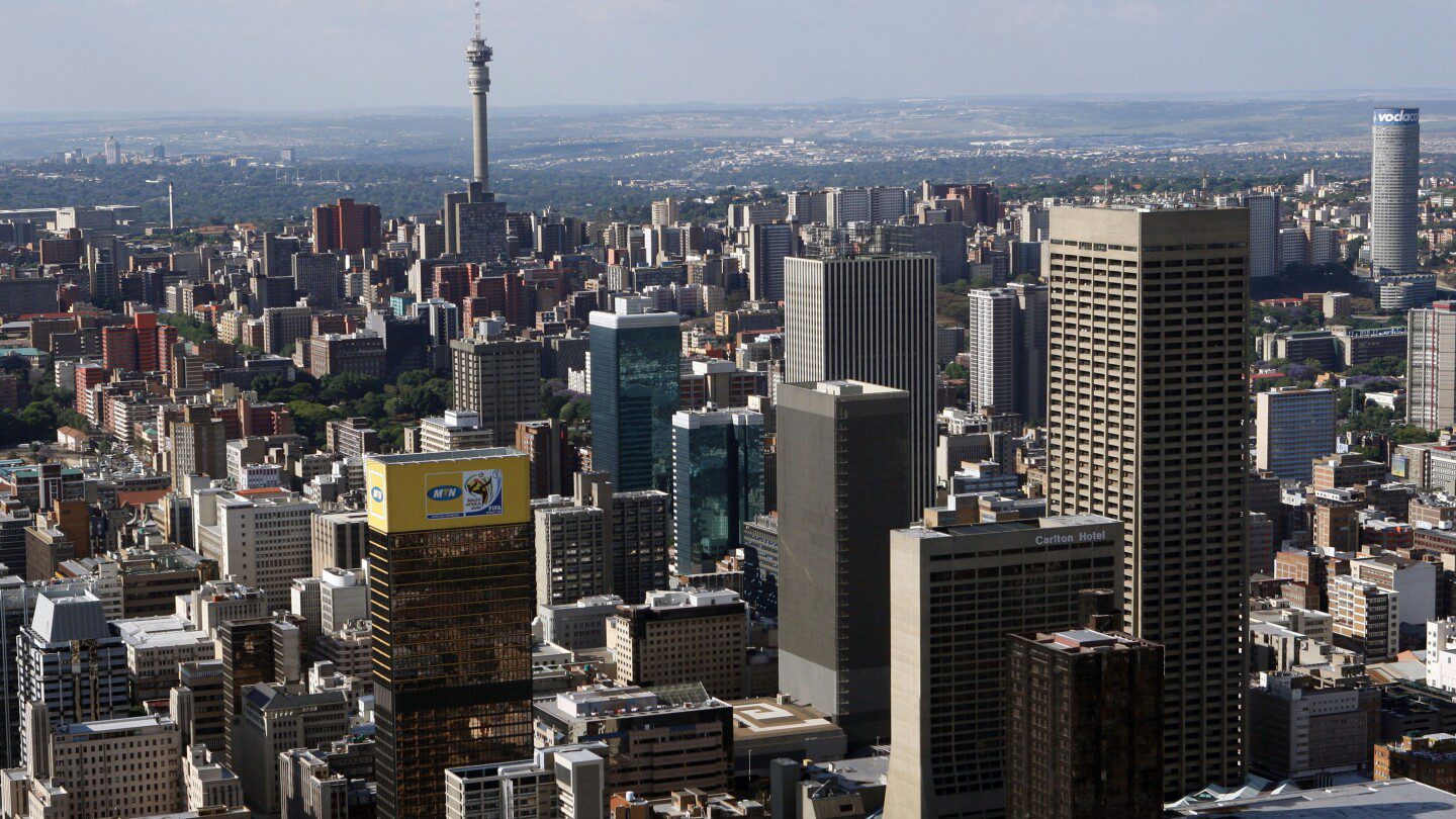 Un edificio marcado por el fuego y la muerte muestra la decadencia de la “ciudad de oro” sudafricana