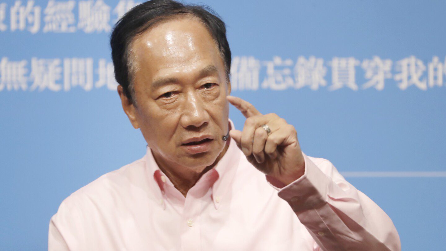 El aspirante a candidato presidencial taiwanés Terry Gou dimite del consejo del proveedor de Apple Foxconn