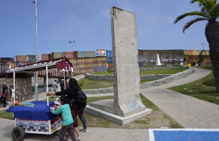 La reliquia del Muro de Berlín tiene una “segunda vida” en la frontera entre EE.UU. y México mientras Biden añade barreras