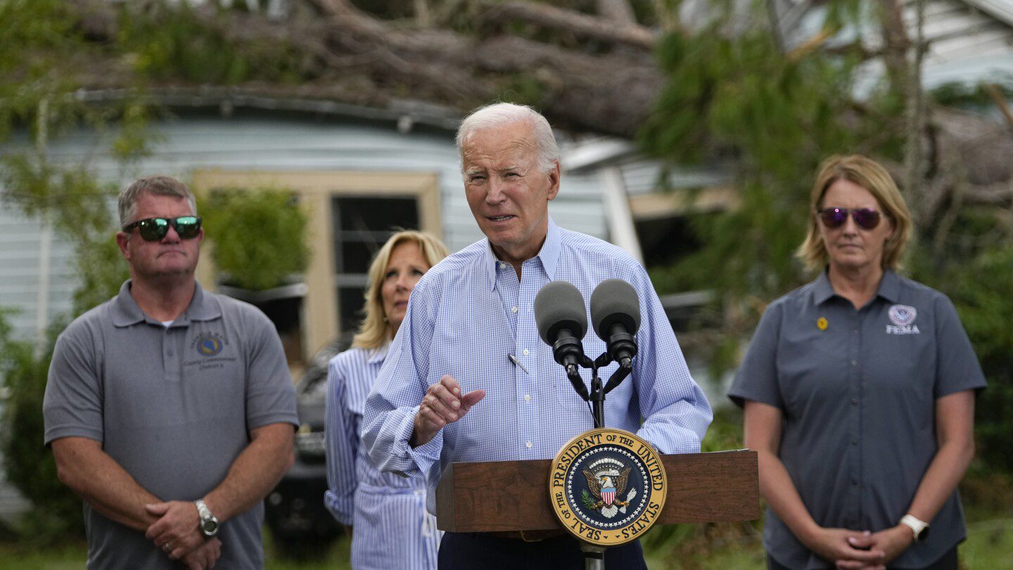 Biden dice a las víctimas de Idalia en Florida ‘vuestra nación os cubre las espaldas’. DeSantis rechaza reunirse con él