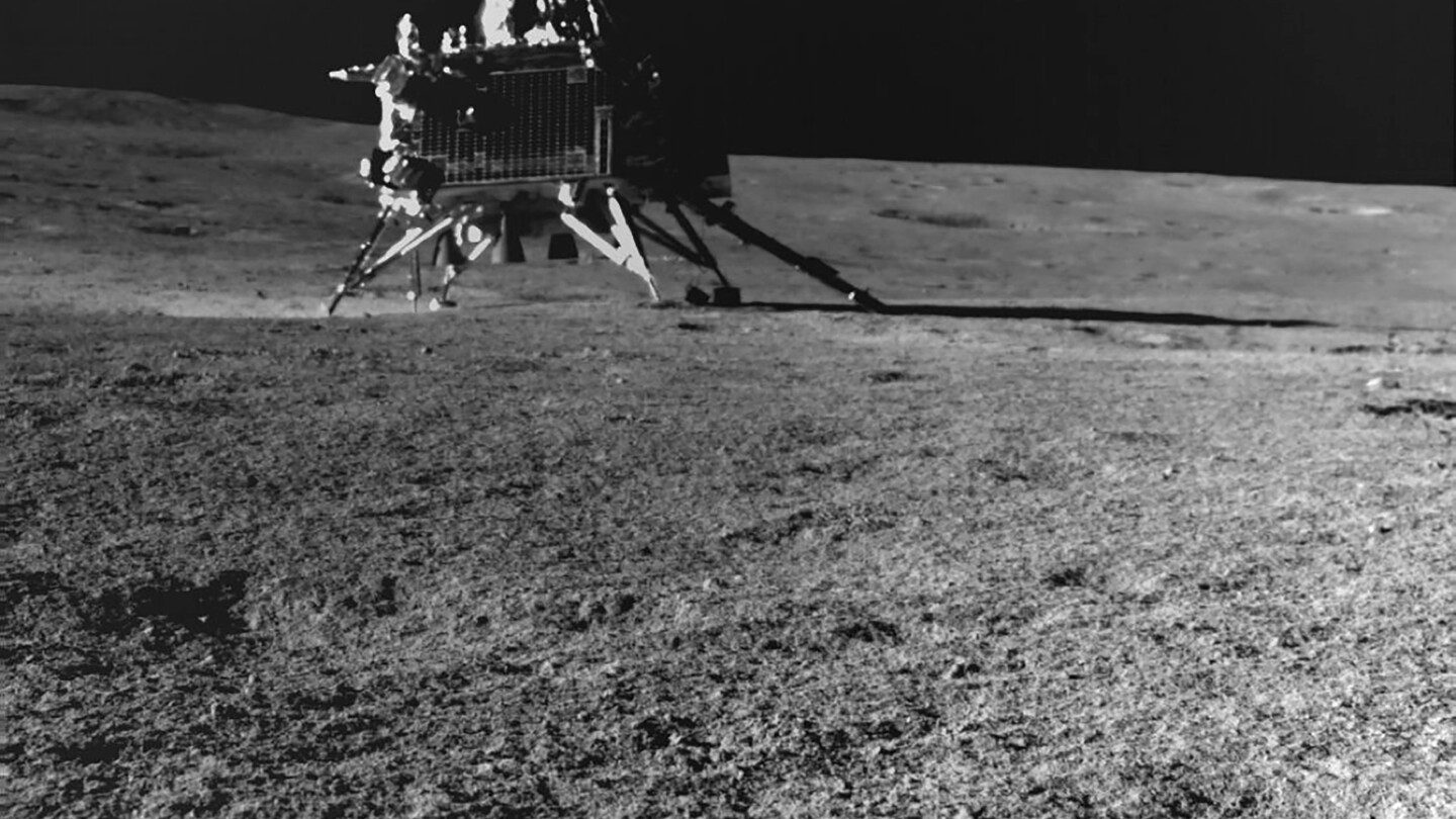 India rover lunar completa su paseo, los científicos analizan los datos en busca de signos de agua congelada.