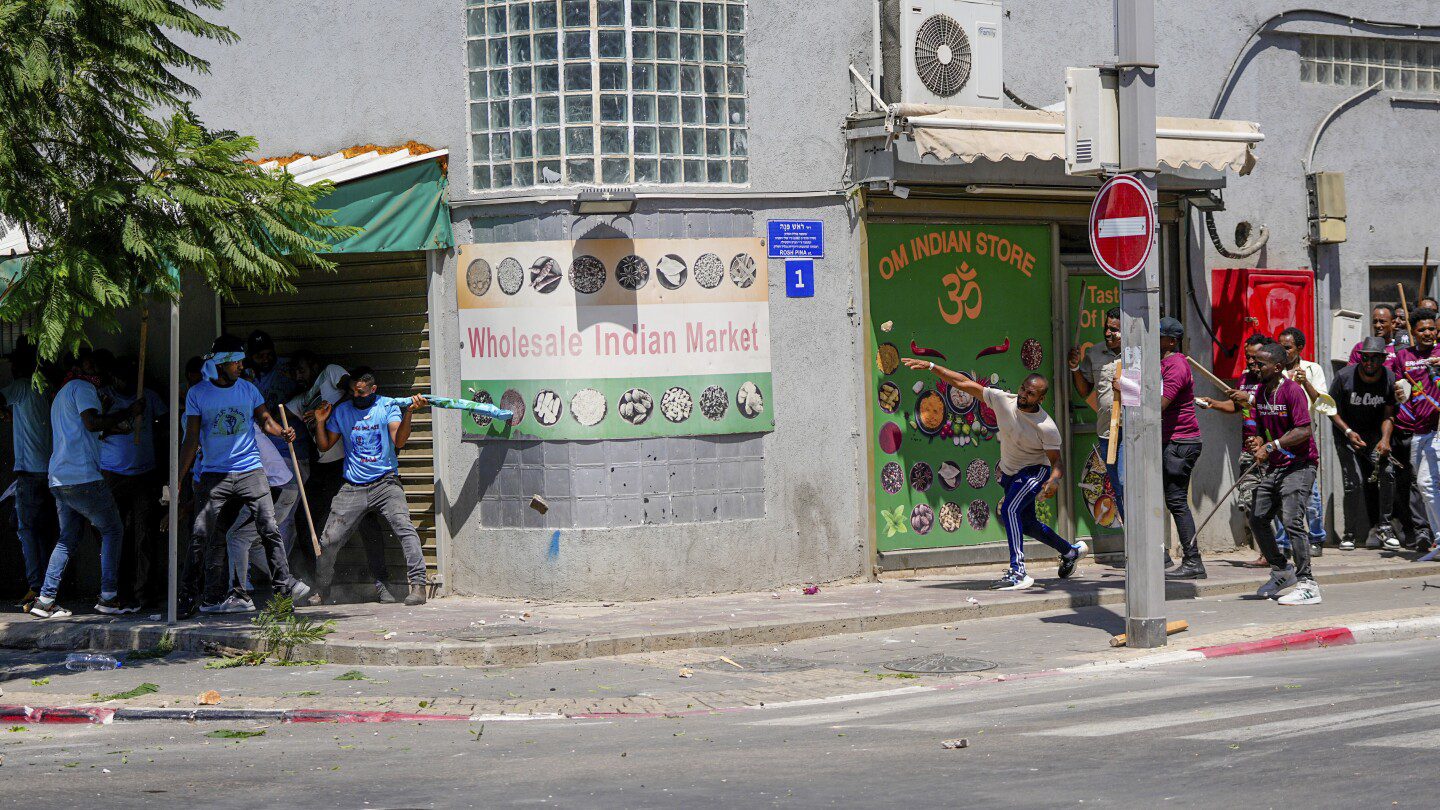 Grupos rivales de eritreos se enfrentan en Israel, dejando decenas de heridos en el peor enfrentamiento de los últimos tiempos