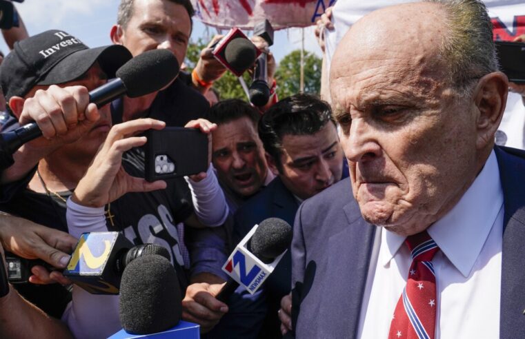Rudy Giuliani se declara inocente en caso de elecciones en Georgia, no asistirá a audiencia de lectura de cargos