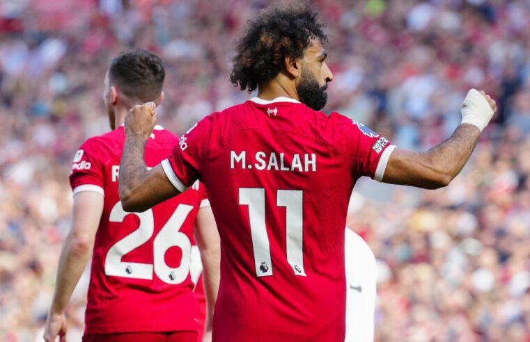 Salah anota en la victoria 3-0 del Liverpool sobre el Aston Villa mientras se especula sobre su futuro